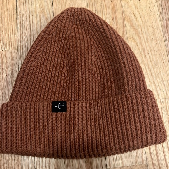 Two Paper Label beanies - Picture 4 of 7